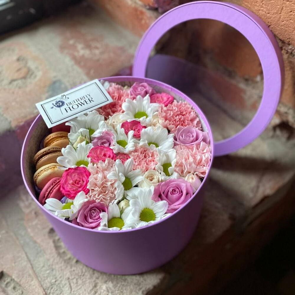 диантуса и макаронс в декоративной коробке "Сладкая встреча" диантуса и макаронс в декоративной коробке "Сладкая встреча"