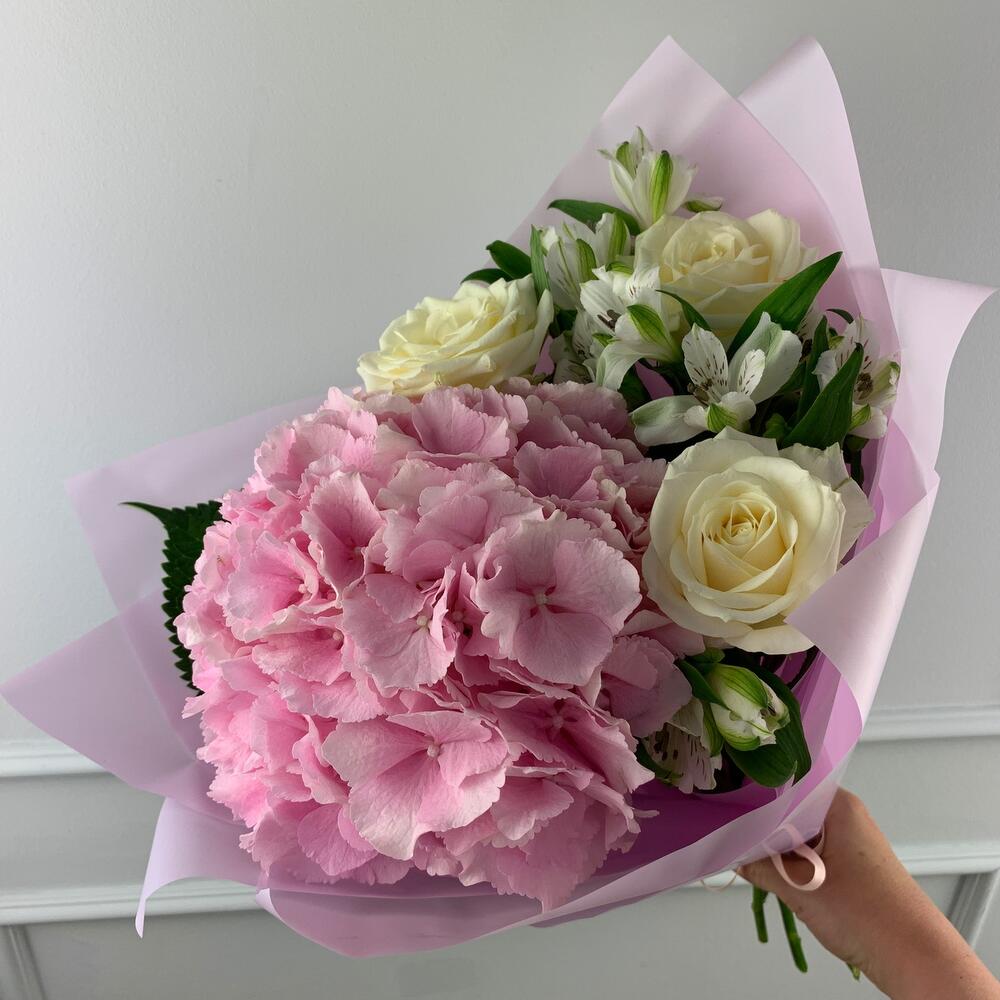 Букет «Воздушный» гортензией, розой