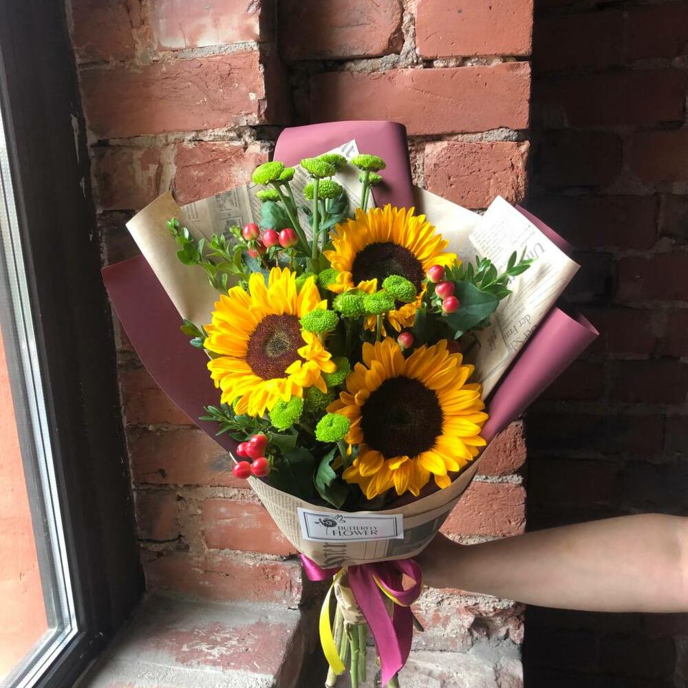 кустовых хризантем и самшита в стильной упаковке "Осенние радости" кустовых хризантем и самшита в стильной упаковке "Осенние радости"