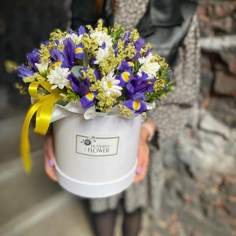 Букет из ирисов, лимониума, кустовых хризантем и самшита в шляпной коробке