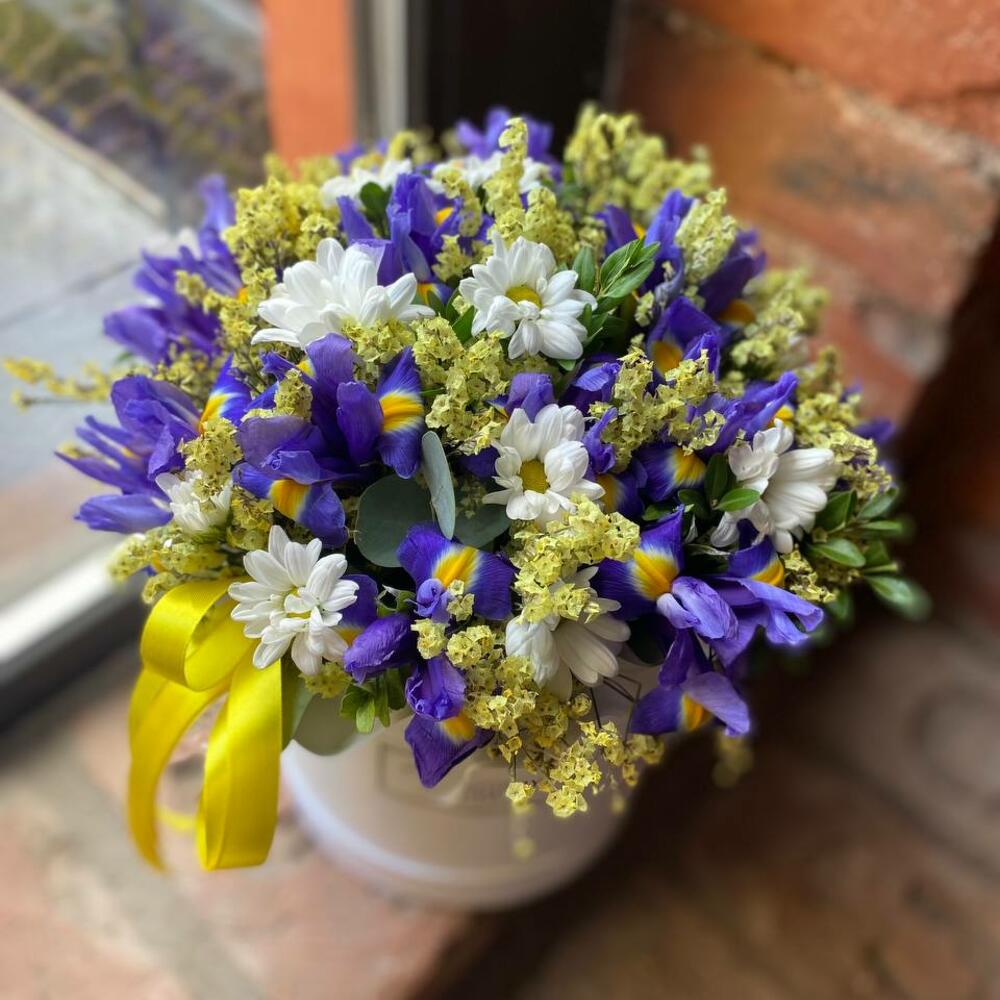 кустовых хризантем и самшита в шляпной коробке "Канберра" кустовых хризантем и самшита в шляпной коробке "Канберра"