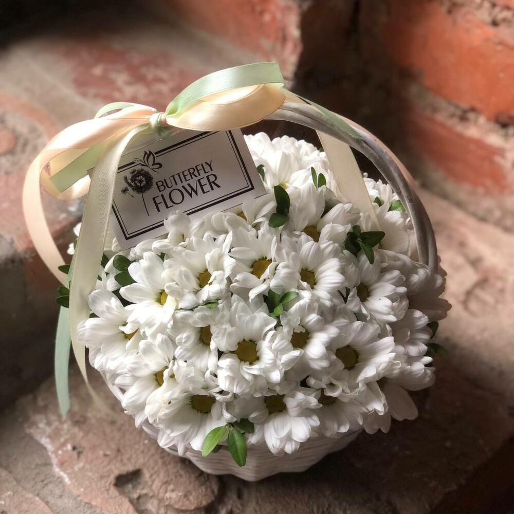 Букет из кустовой хризантемы и зелени в плетеной корзине 