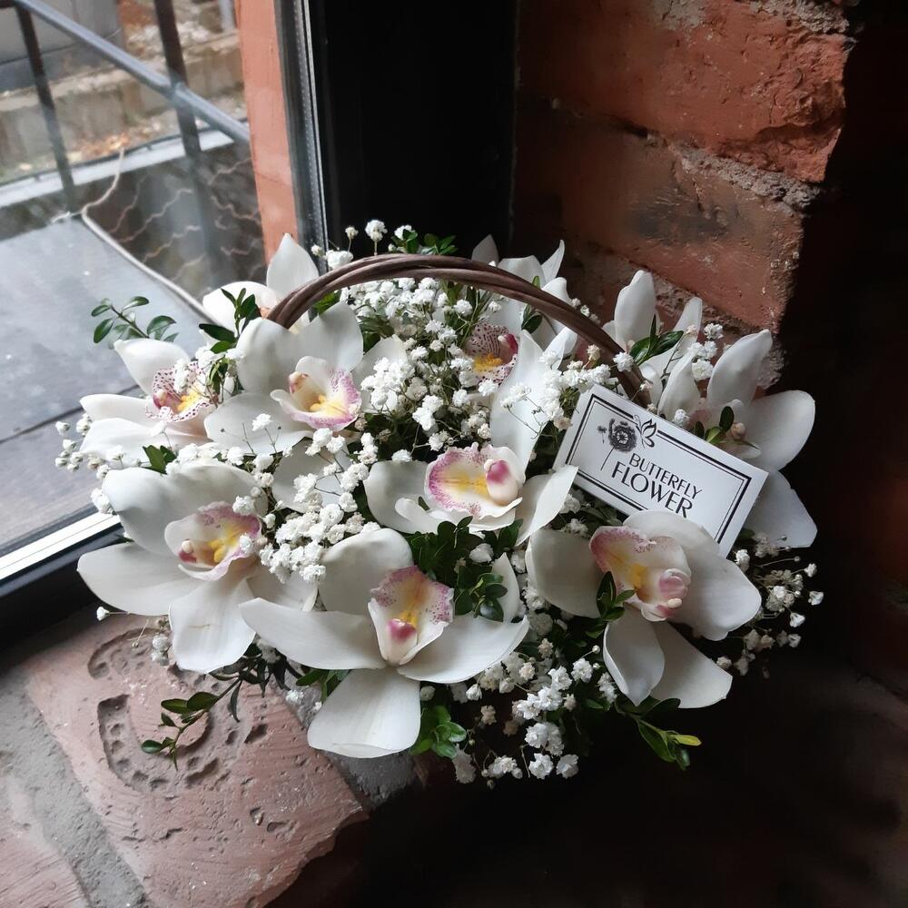 Букет из орхидей, гипсофилы и самшита в плетеной корзине "Зальцбург"