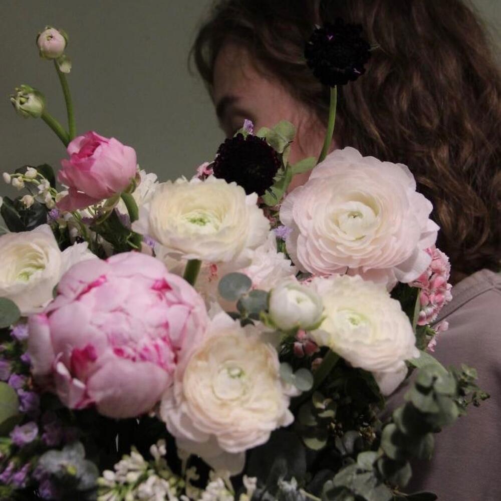 Лукошко с ландышами, пионами и сиренью