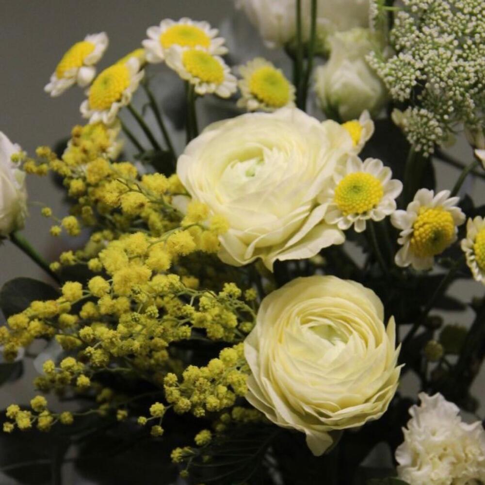 мимозой и лютиками мимозой и лютиками