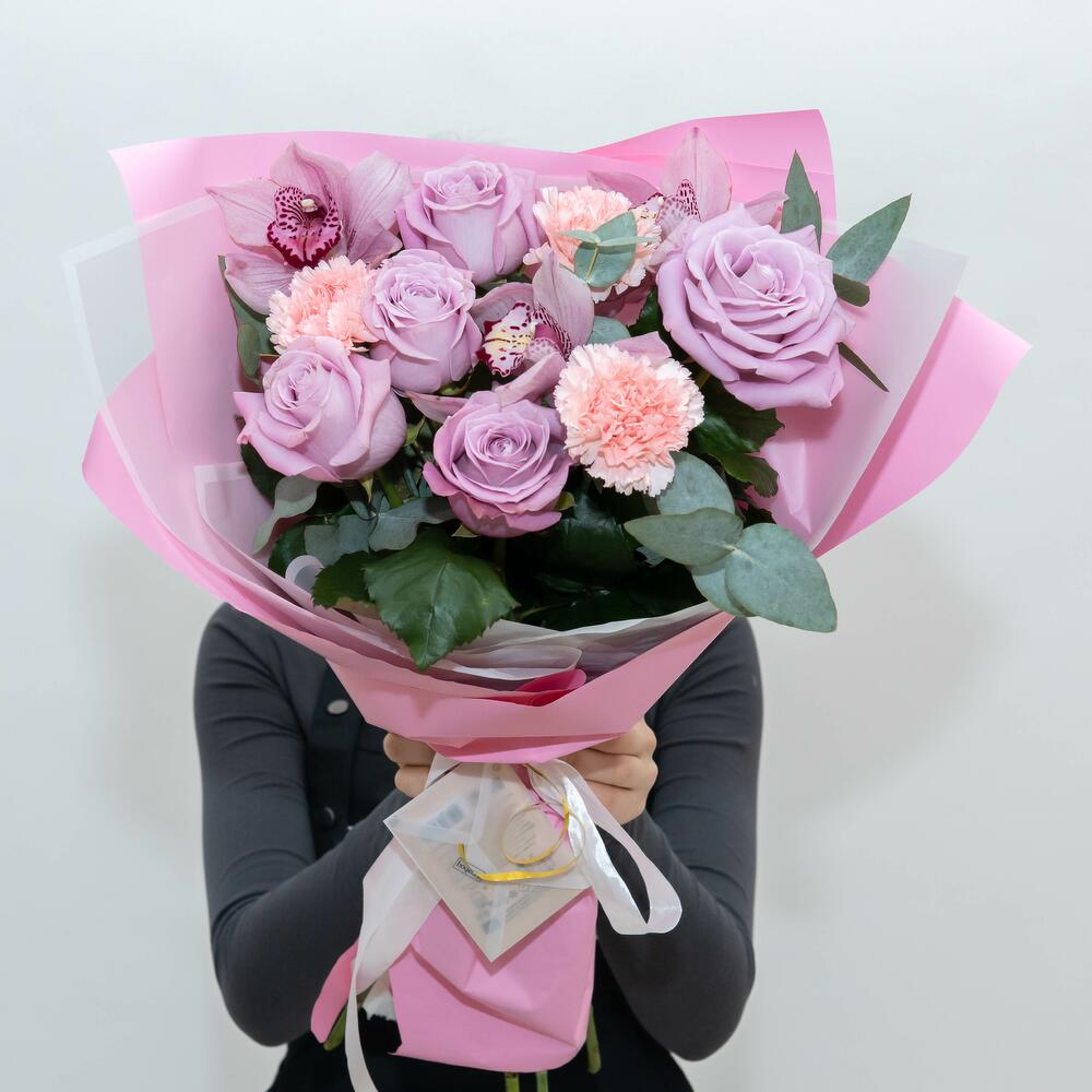 Авторский букет: орхидея розовая, диантус персиковый и роза розовая Маритим