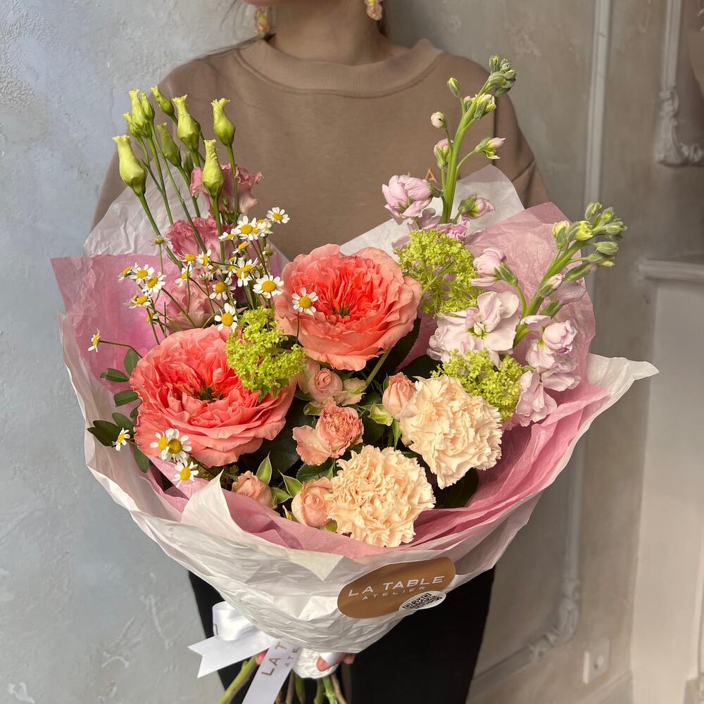 Букет с диантусом, пионовидной розой и матрикарией