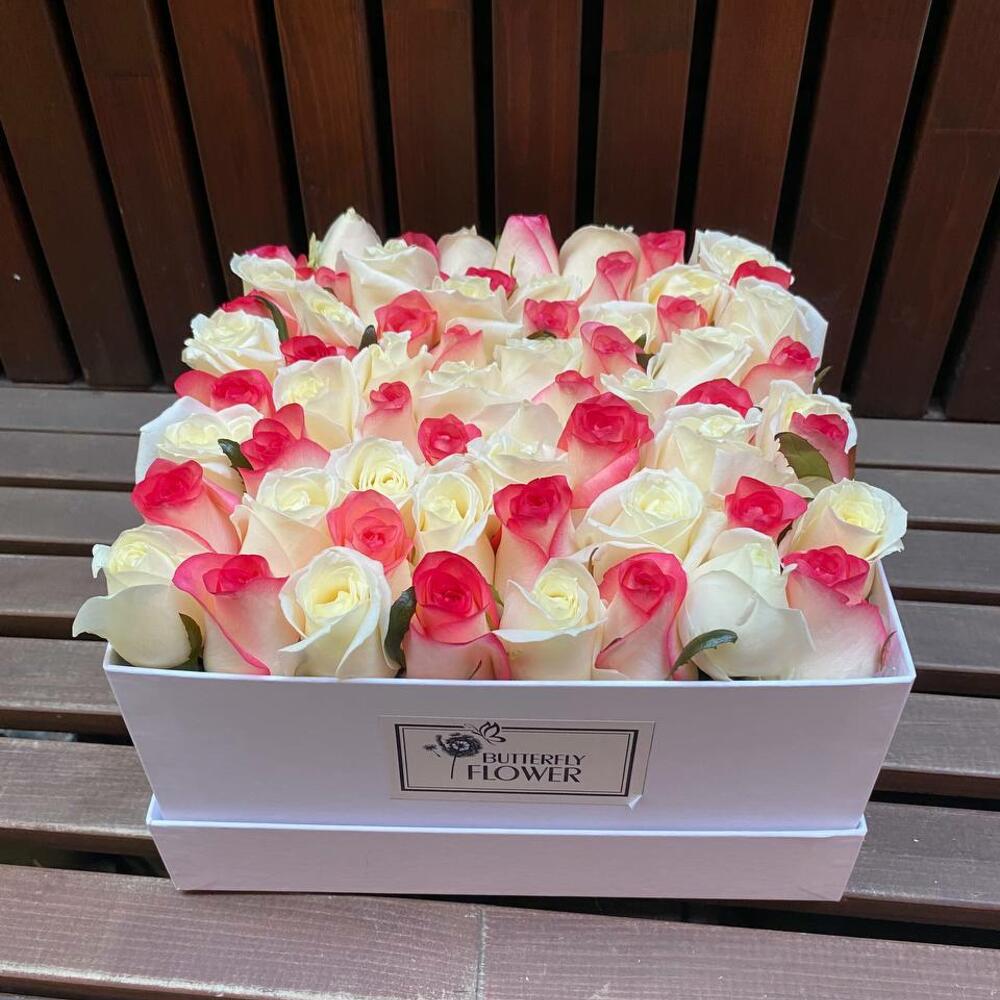 Букет из 65 розовых и белых роз в дизайнерской коробке 