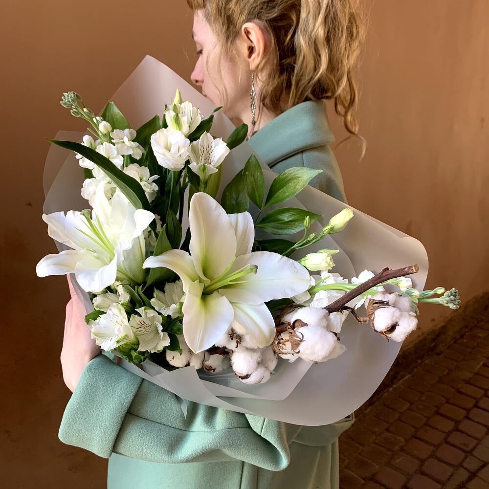 Авторский букет "Душистый горошек" с белой лилией, хлопком и лизиантусом