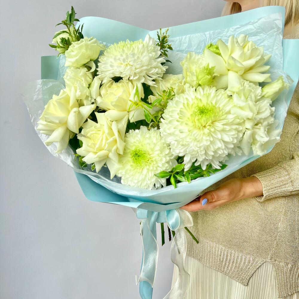 Букет «Облачный» с крупной хризантемой, розами и лизиантусом