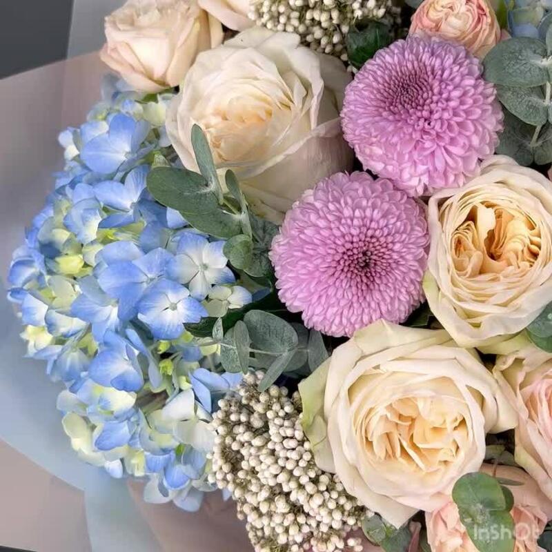 Авторский букет из голубой Гортензии, пионовидных Роз и Хризантемы Момоко