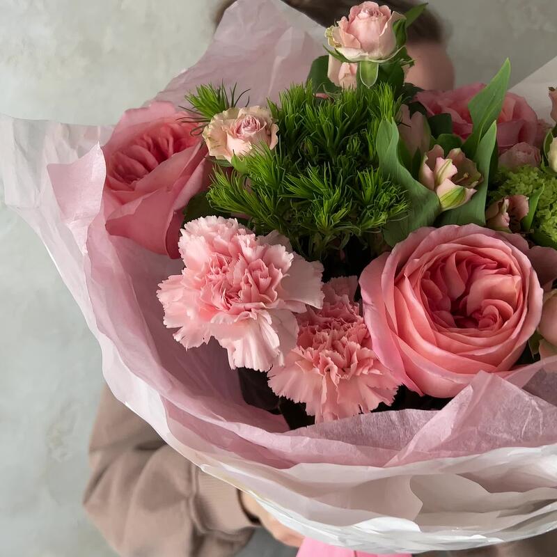 Дизайнерский букет с пионовидной розой, вибурнумом, альстромерией и гвоздикой