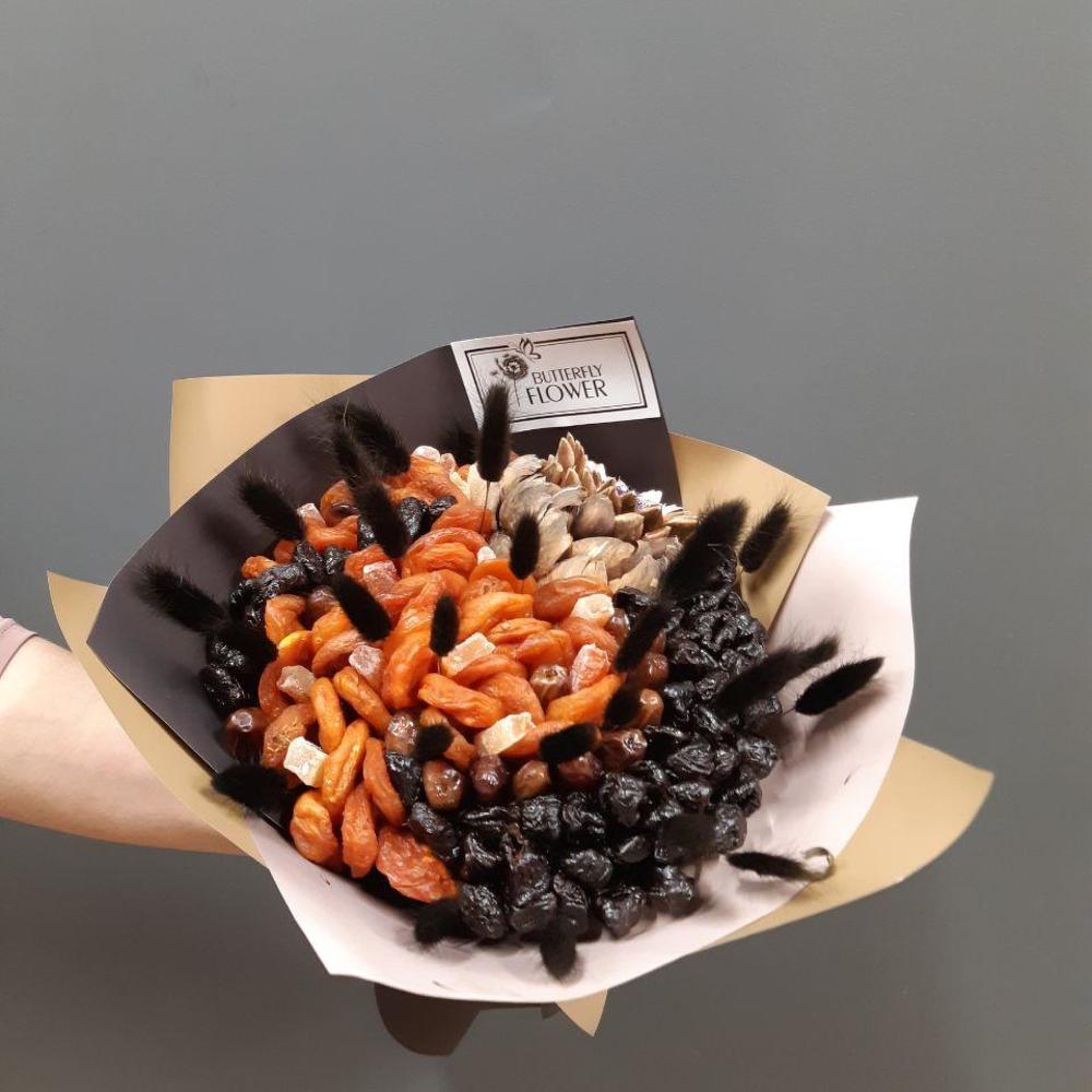 Съедобный полезный букет из сухофруктов, орехов и чурчхеллы в корзине 