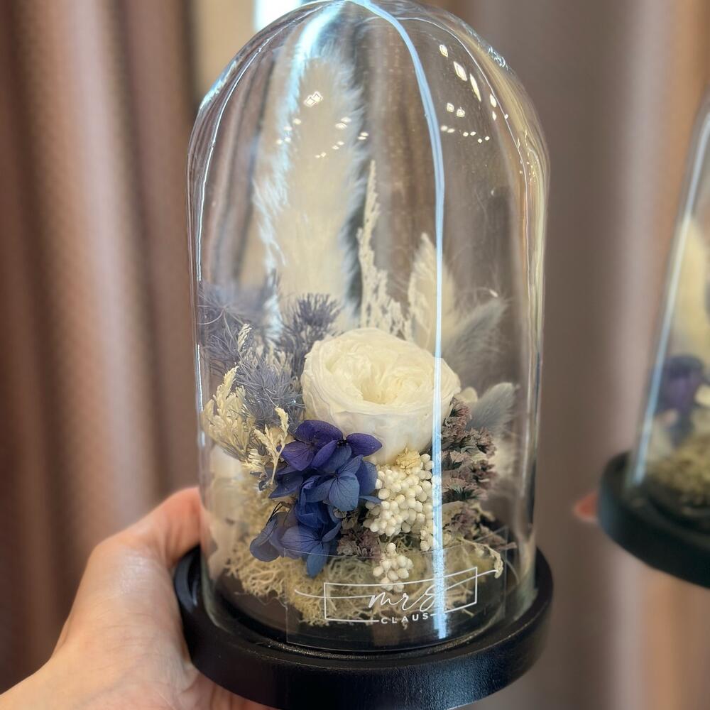 Цветы в стеклянной колбе стабилизированные, композиция