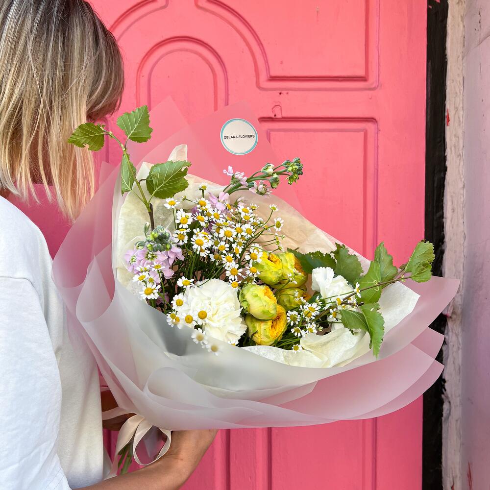 Полевой букет с ромашками, маттиолой , пионовидной розой