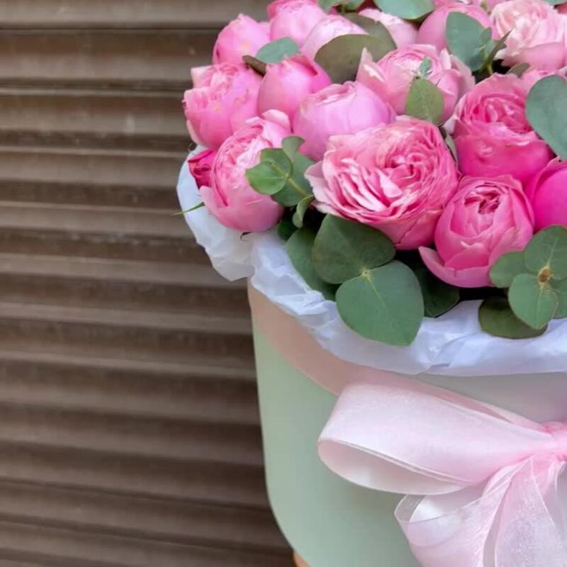 Пионовидные розы в шляпной коробке L (К006) Пионовидные розы в шляпной коробке L (К006)