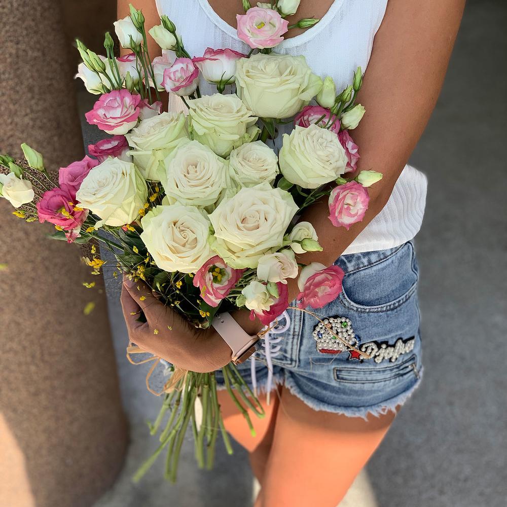 Розовые эустомы и белые розы